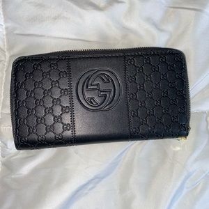 Black woman’s Gucci wallet